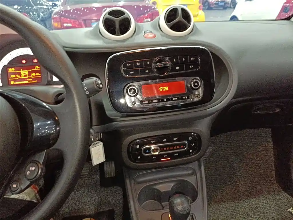 smart Fortwo 2018 — фото 13