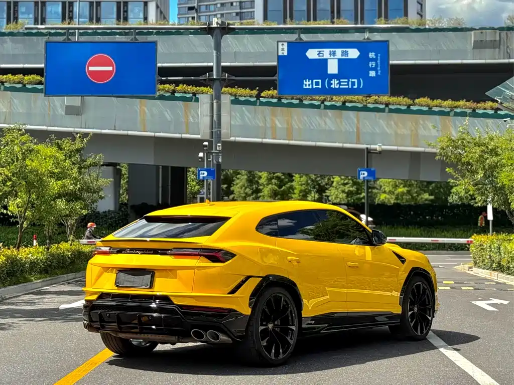 Lamborghini Urus 2023 — фото 7
