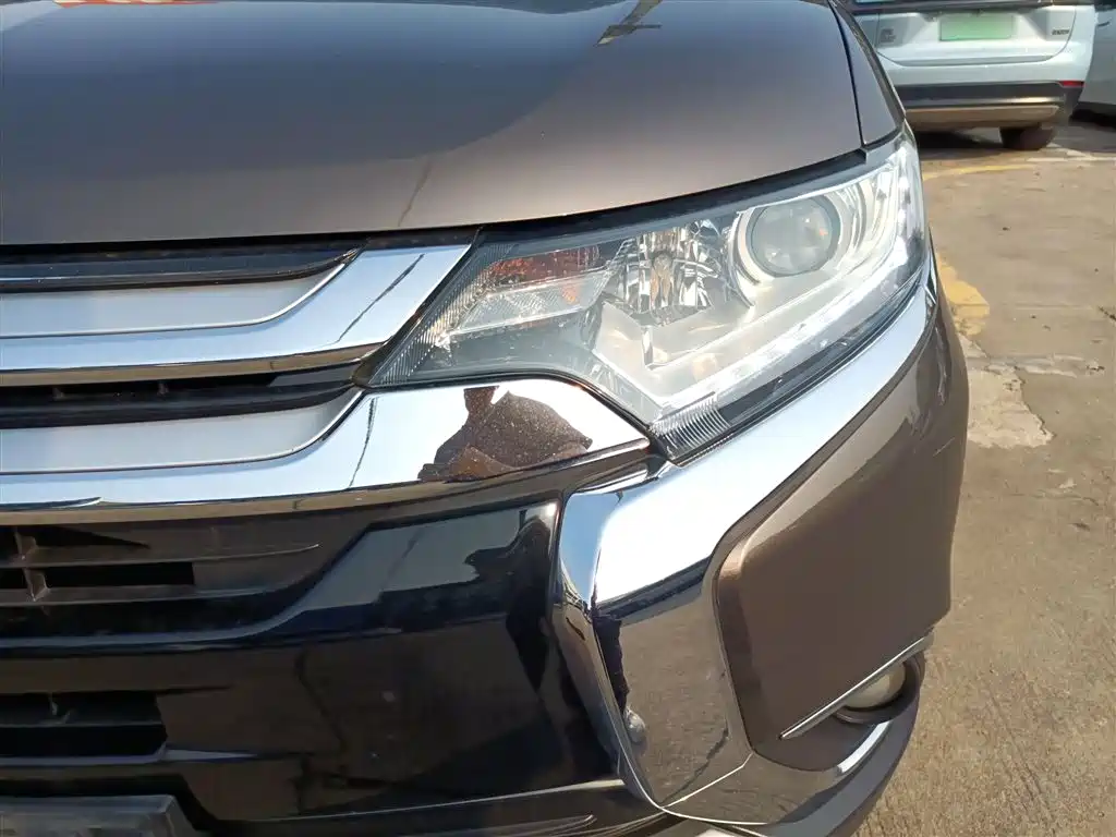 Mitsubishi Outlander 2018 — фото 18
