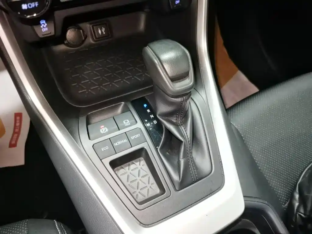 Toyota RAV4 2020 — фото 19