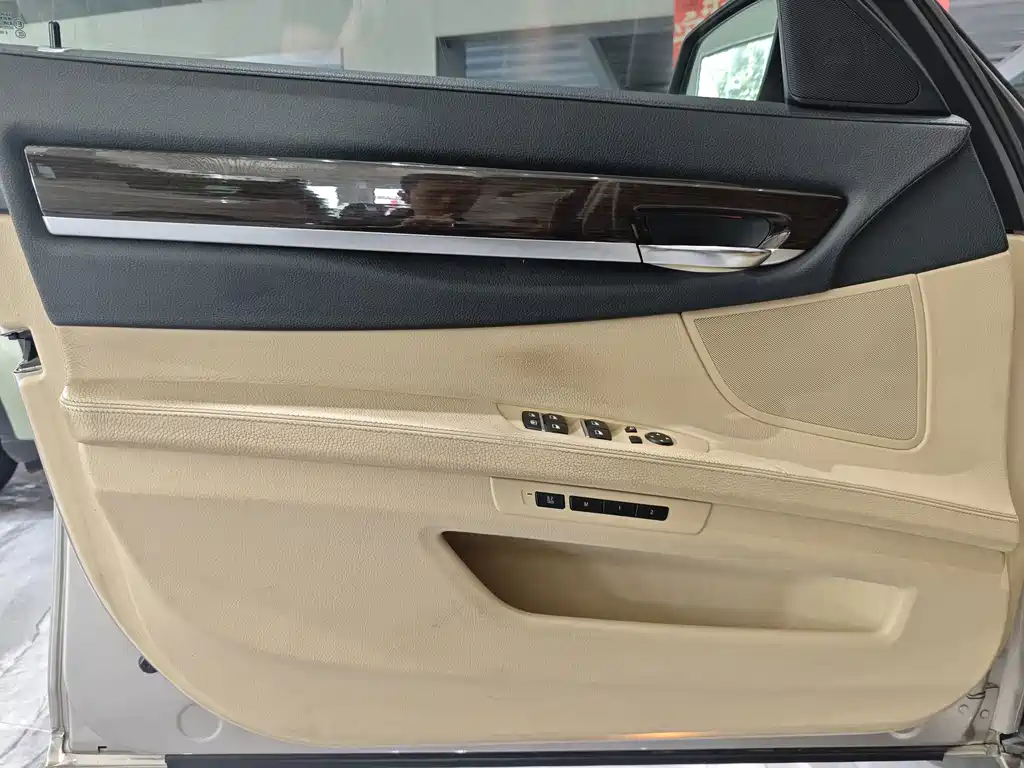 BMW 7 Series 2010 — фото 17