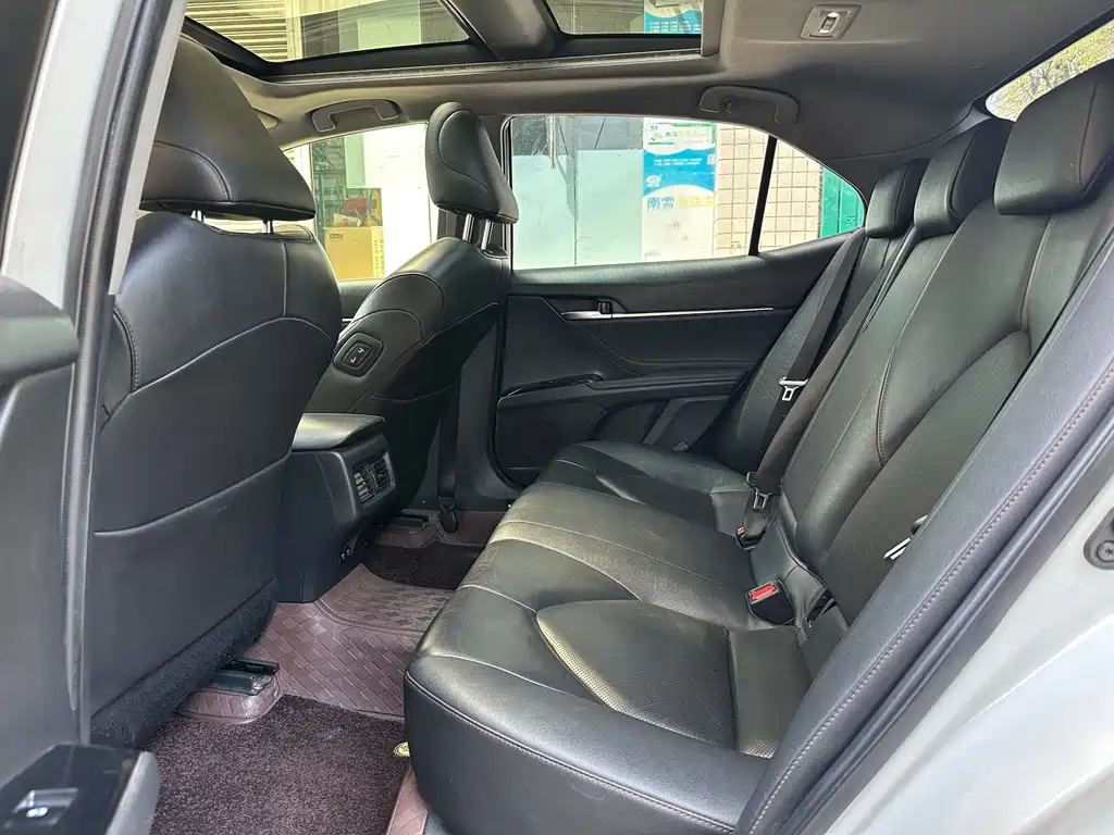 Toyota Camry 2019 — фото 6