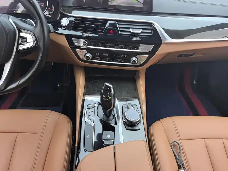 BMW 5 Series 2018 — фото 16