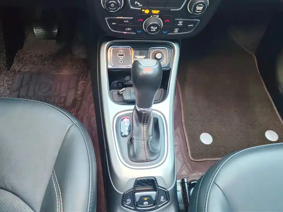 Jeep Compass 2018 — фото 16
