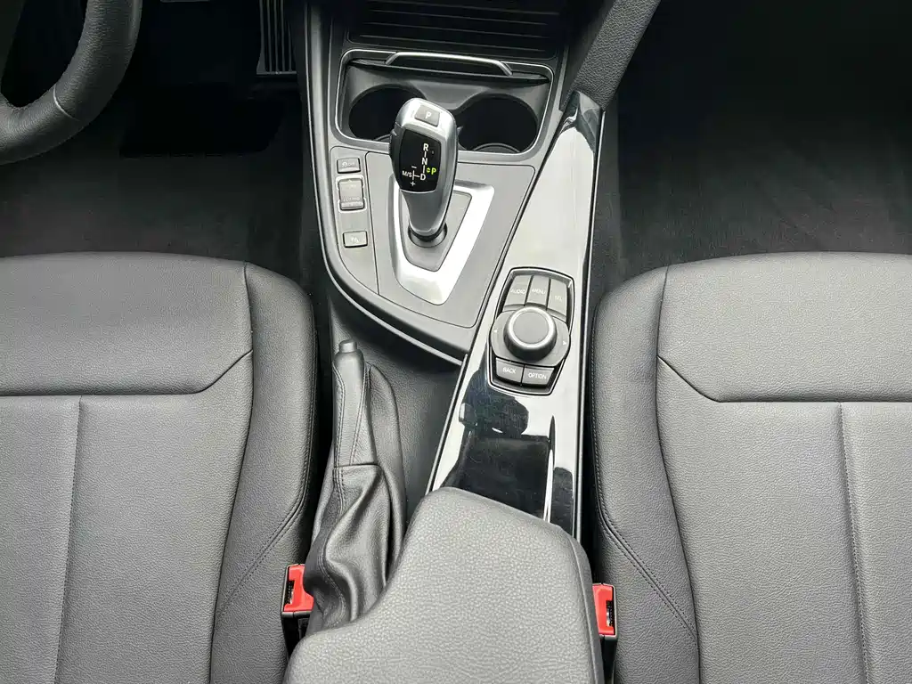BMW 3 Series 2017 — фото 15