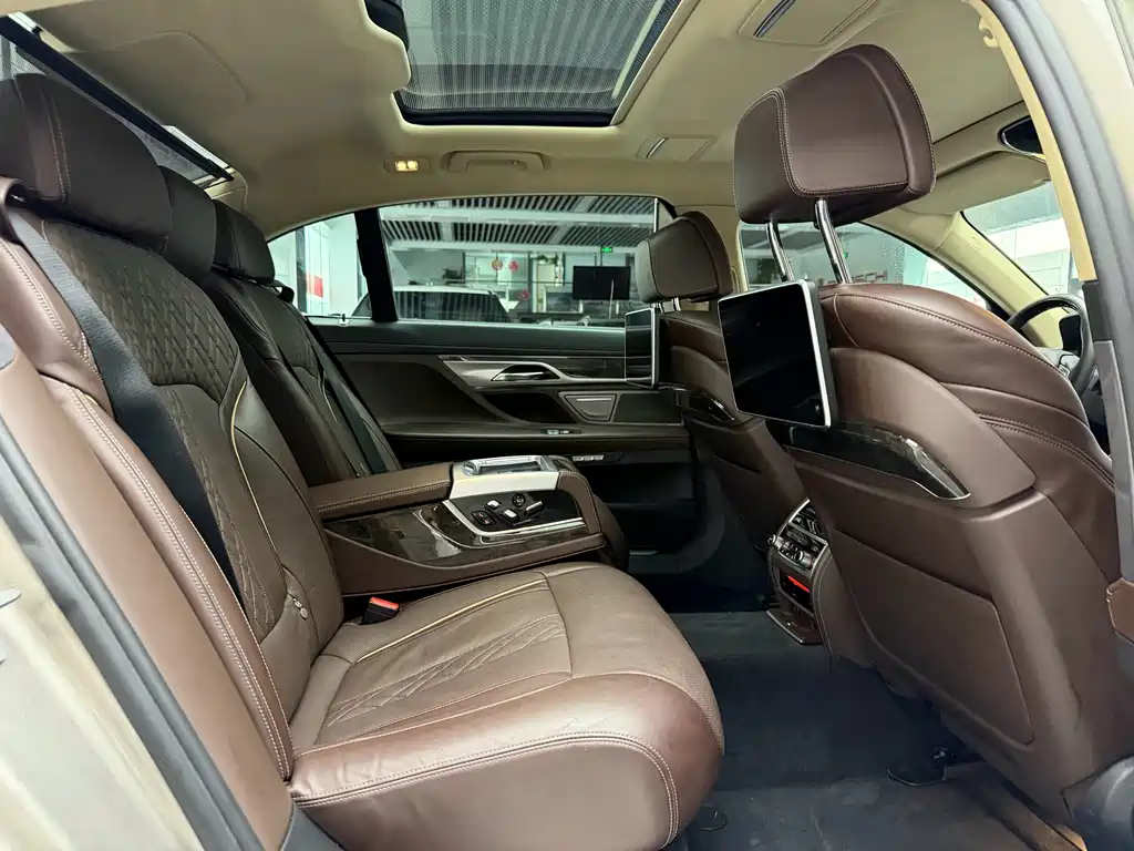 BMW 7 Series 2016 — фото 20