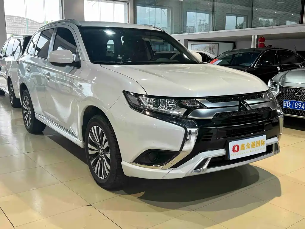 Mitsubishi Outlander 2023 — фото 2