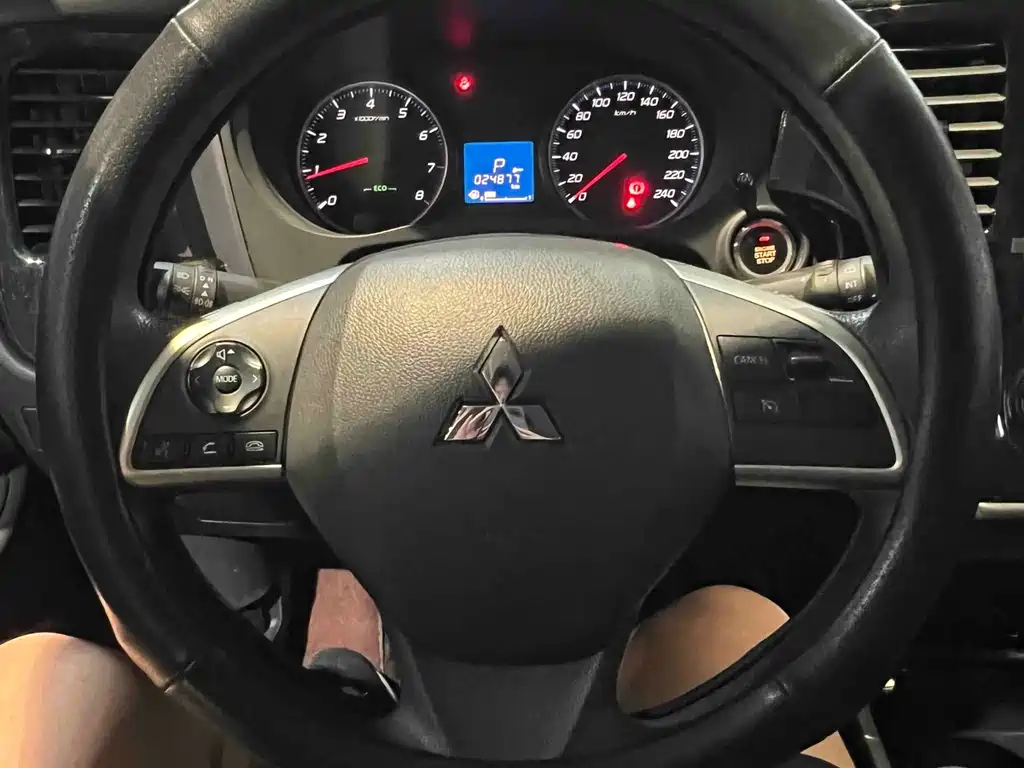 Mitsubishi Outlander 2023 — фото 12
