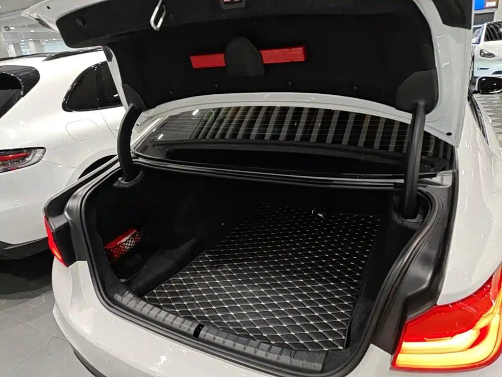 BMW 5 Series 2018 — фото 19