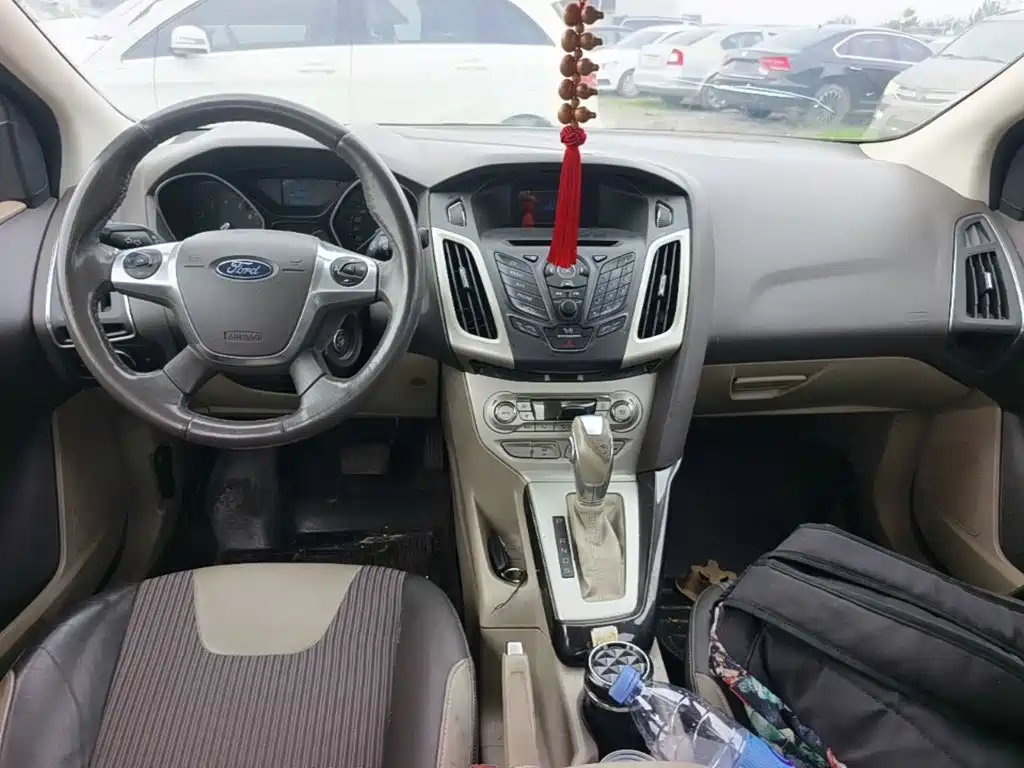 Ford Focus 2014 — фото 16