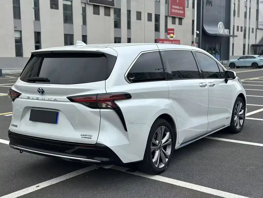 Toyota Sienna 2023 — фото 9