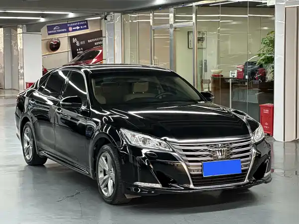 Toyota Crown 2015
