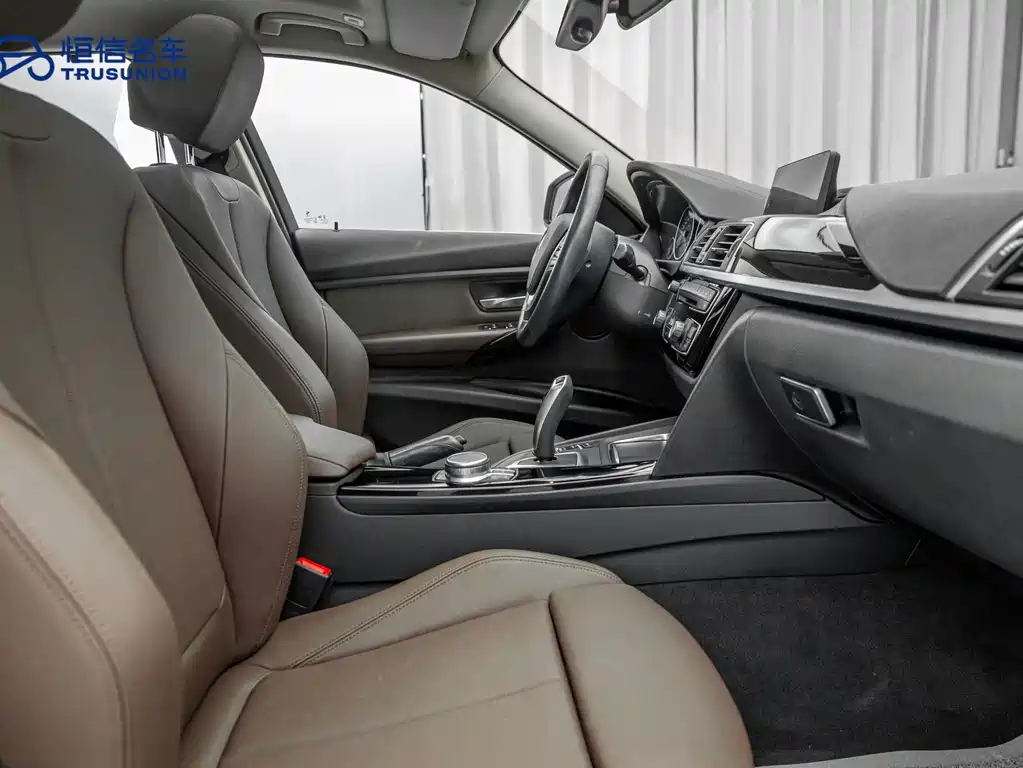 BMW 3 Series 2019 — фото 14