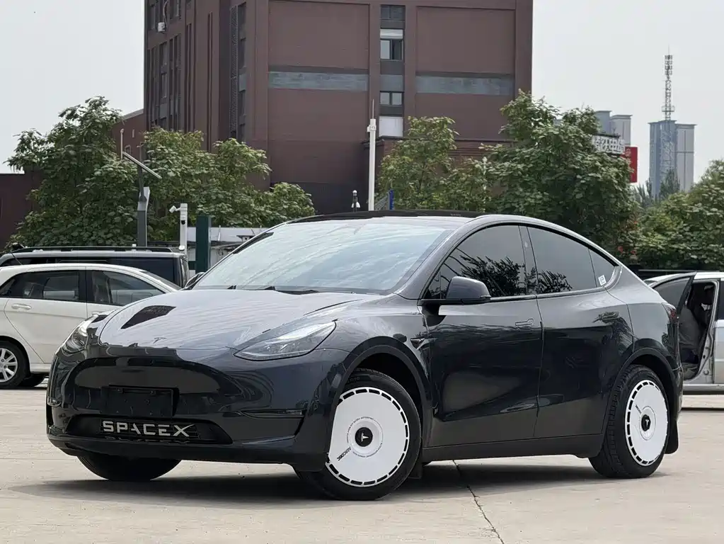Tesla Model Y 2024