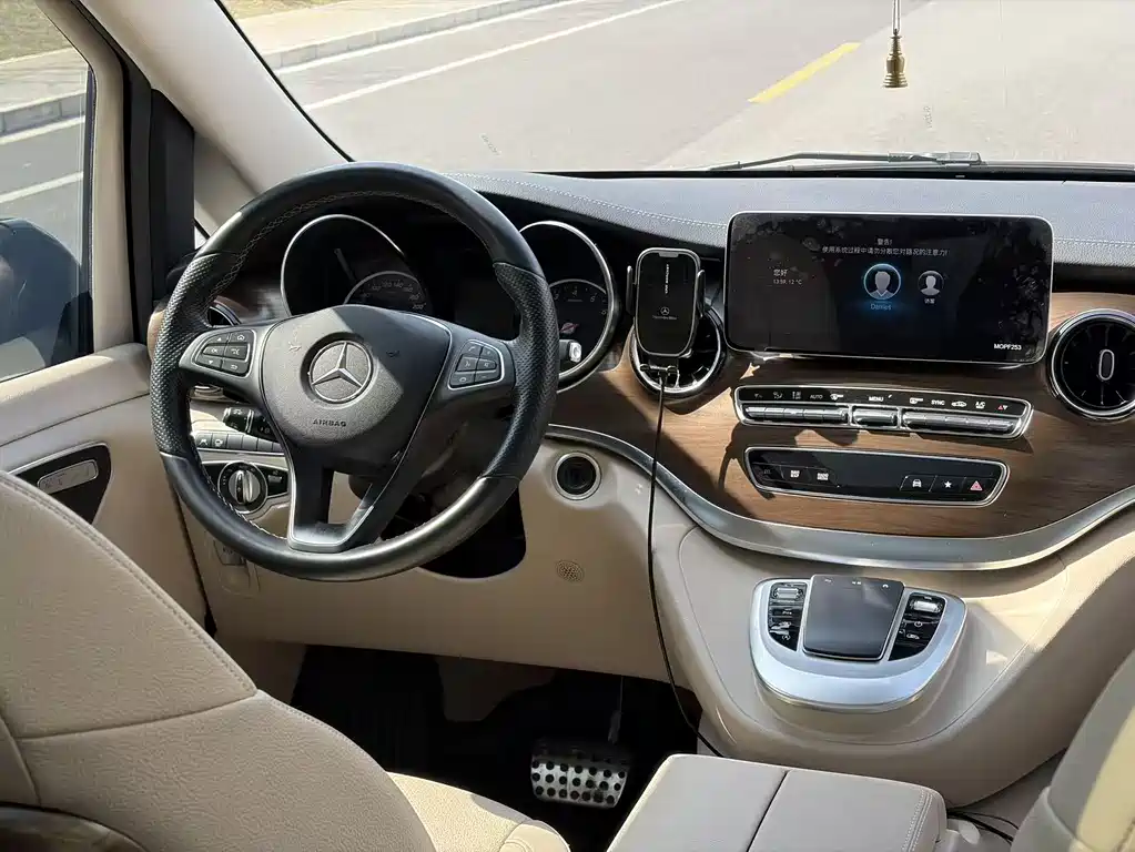 Mercedes-Benz V-Class 2021 — фото 15