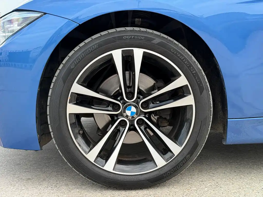BMW 3 Series 2018 — фото 21