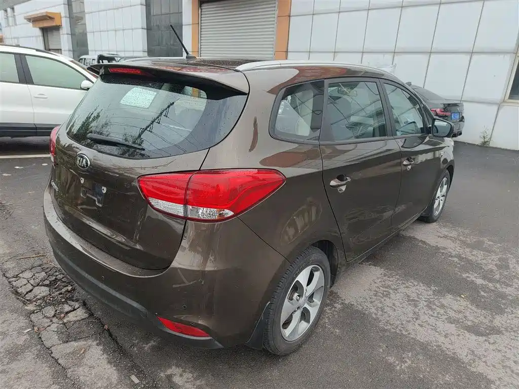 Kia Carens 2015 — фото 7