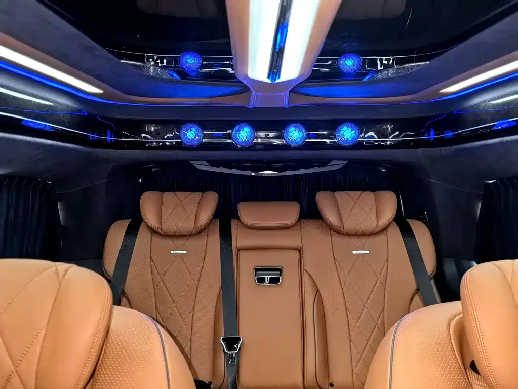 Mercedes-Benz V-Class 2024 — фото 17