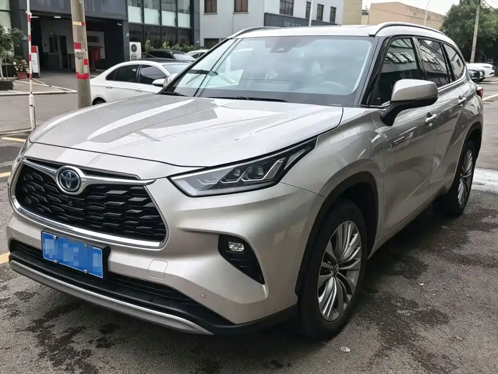 Toyota Highlander 2021 — фото 1