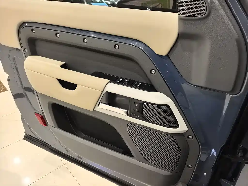 Land Rover Defender 2022 — фото 20