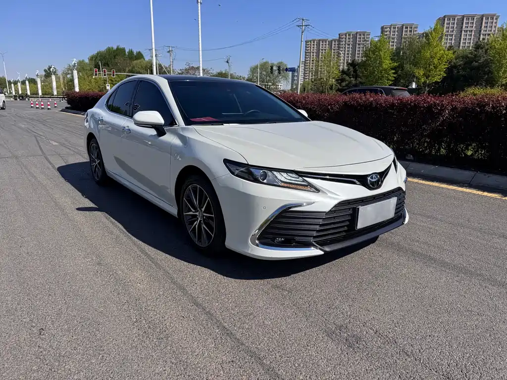 Toyota Camry 2023 — фото 3