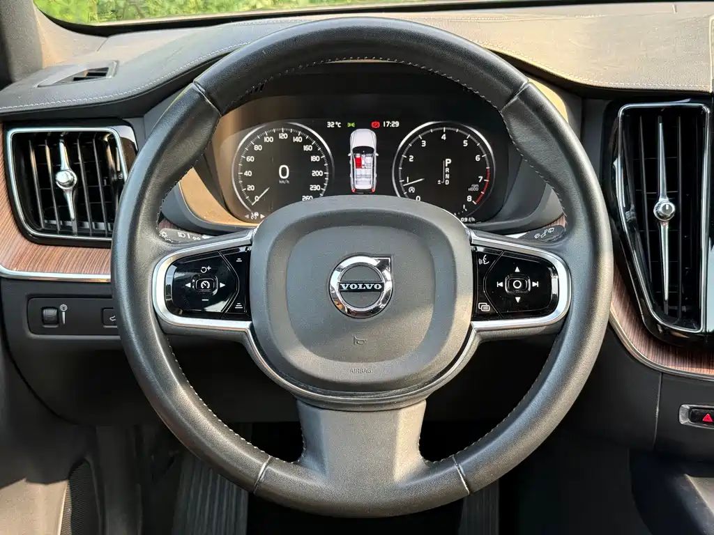 Volvo XC60 2021 — фото 17