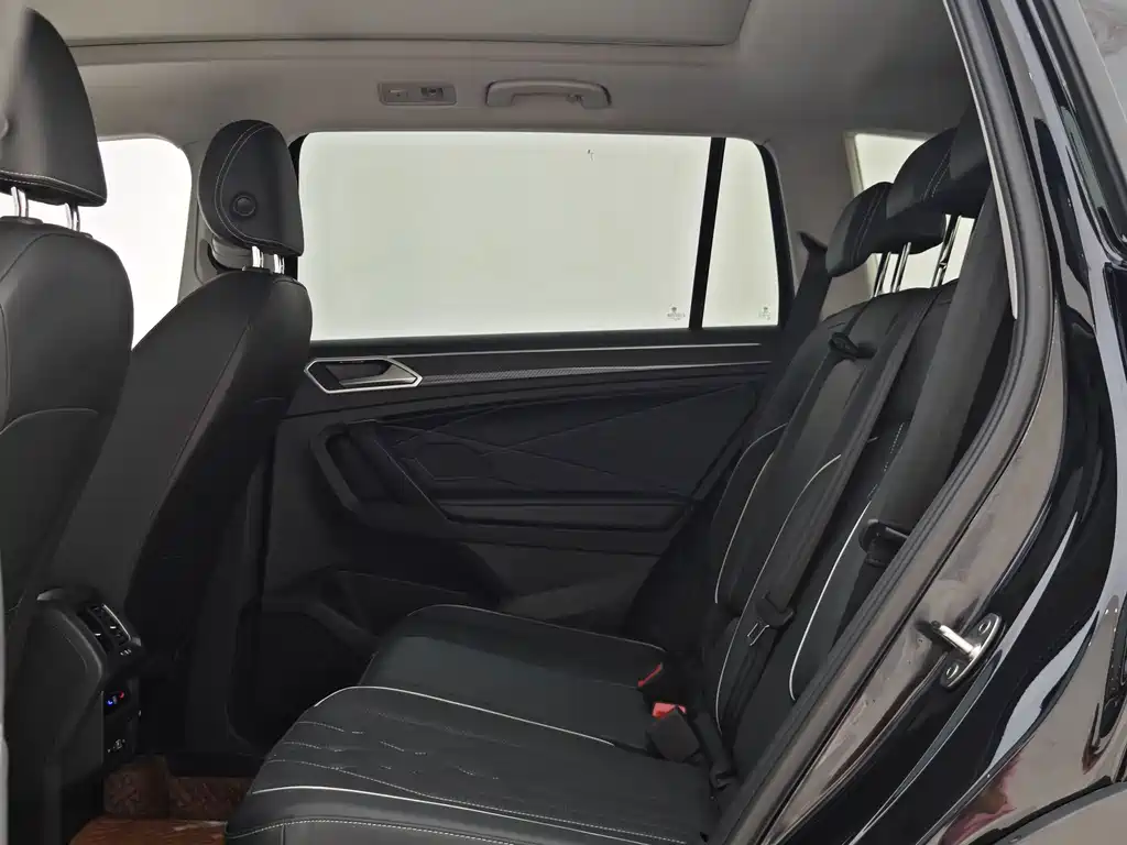 Volkswagen Tiguan L 2023 — фото 8