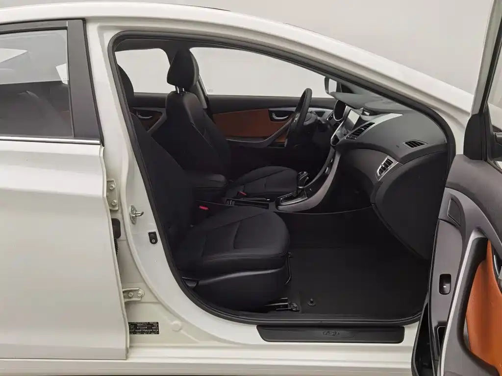 Hyundai Elantra 2015 — фото 23