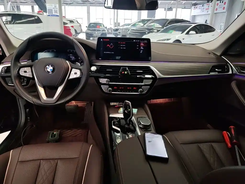 BMW 5 Series 2023 — фото 10