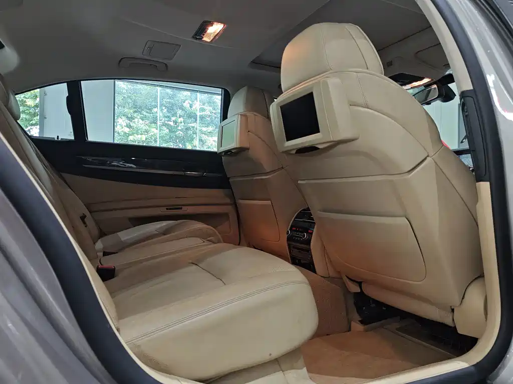BMW 7 Series 2010 — фото 20