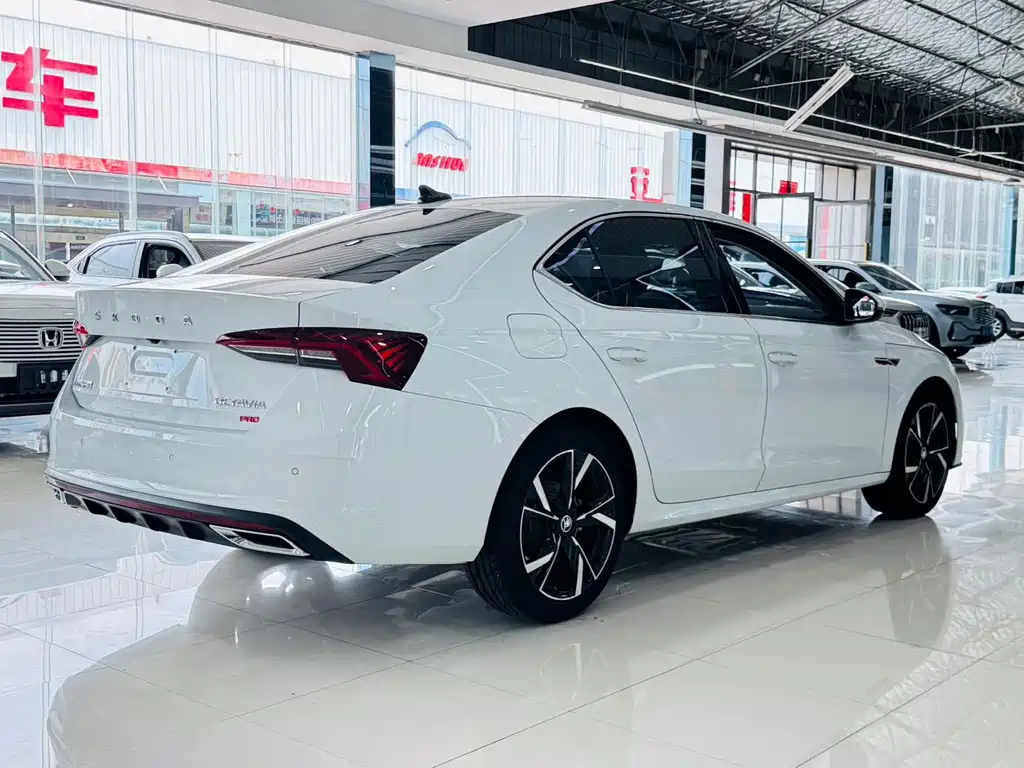 Skoda Octavia 2023 — фото 15