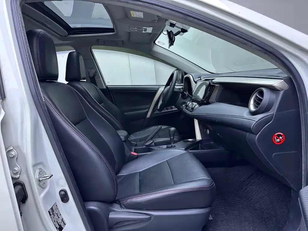 Toyota RAV4 2016 — фото 11
