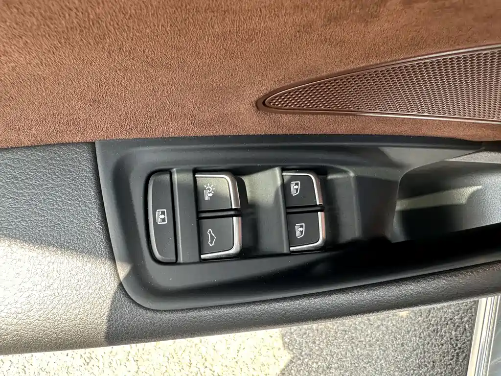 Audi A8 2015 — фото 18