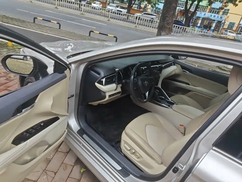 Toyota Camry 2019 — фото 16