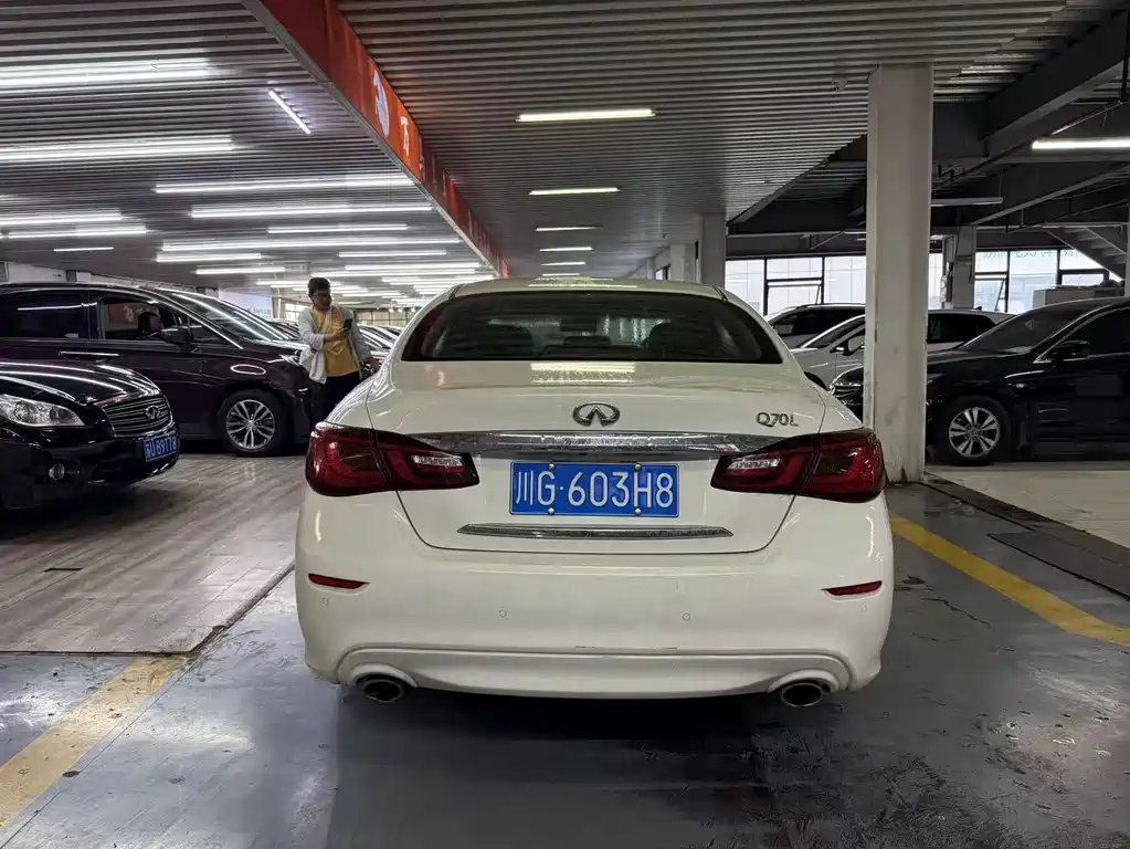 Infiniti Q70 2016