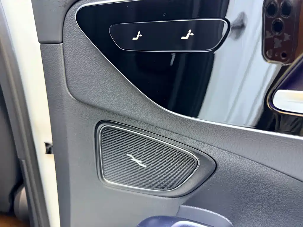 Mercedes-Benz C-Class 2023 — фото 10