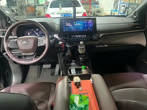 Toyota Granvia 2023