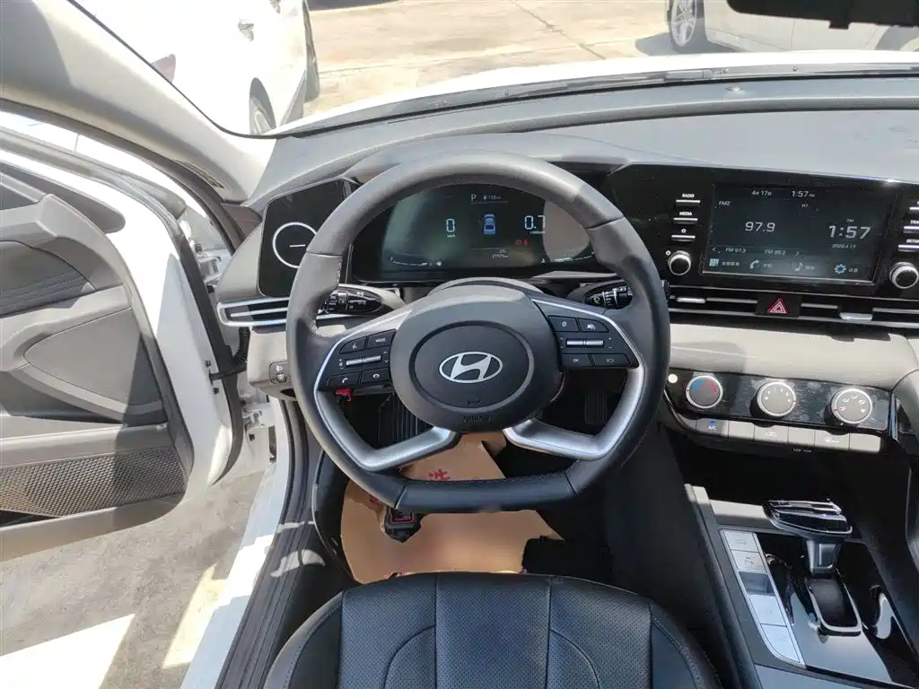 Hyundai Elantra 2023 — фото 11