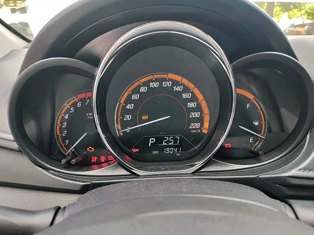 Toyota Yaris L 2023 — фото 12