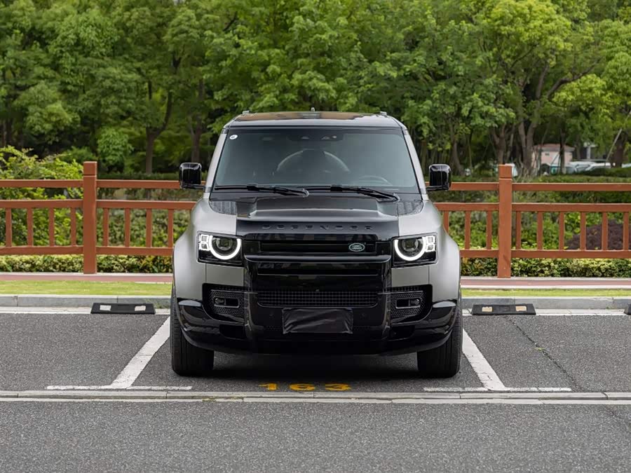 Land Rover Defender 2024