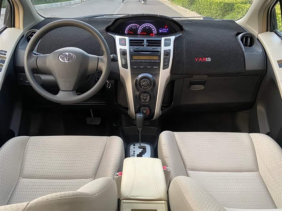 Toyota Yaris L 2011 — фото 10