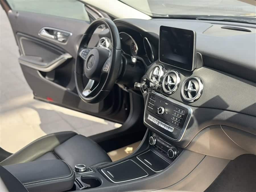 Mercedes-Benz GLA 2018 — фото 16