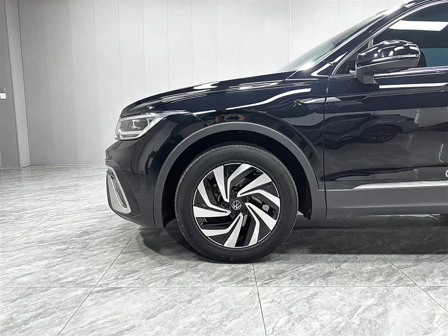 Volkswagen Tiguan L 2023 — фото 8