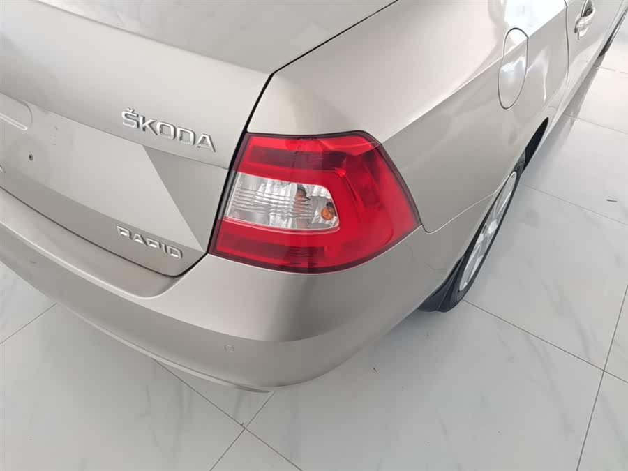 Skoda Rapid 2015 — фото 8