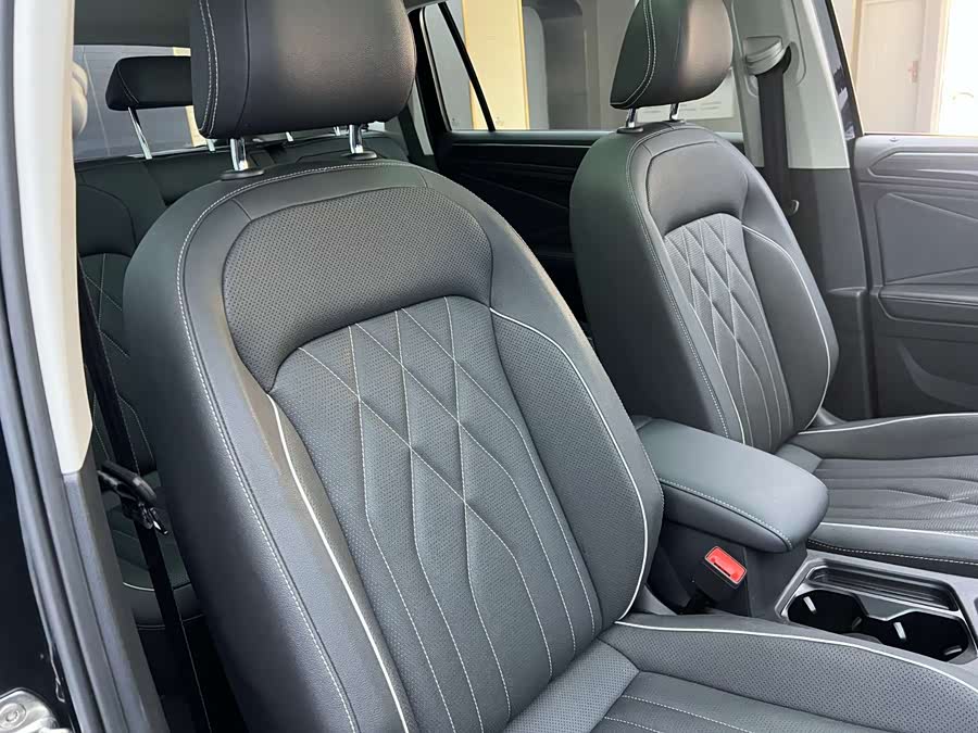 Volkswagen Tiguan L 2023 — фото 10