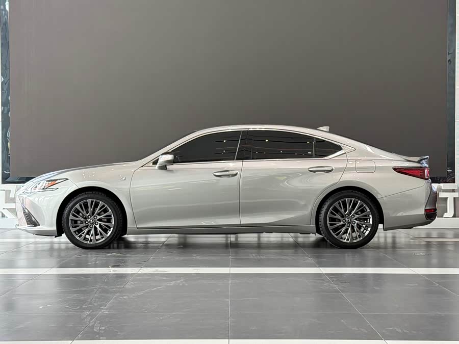 Lexus ES 2020