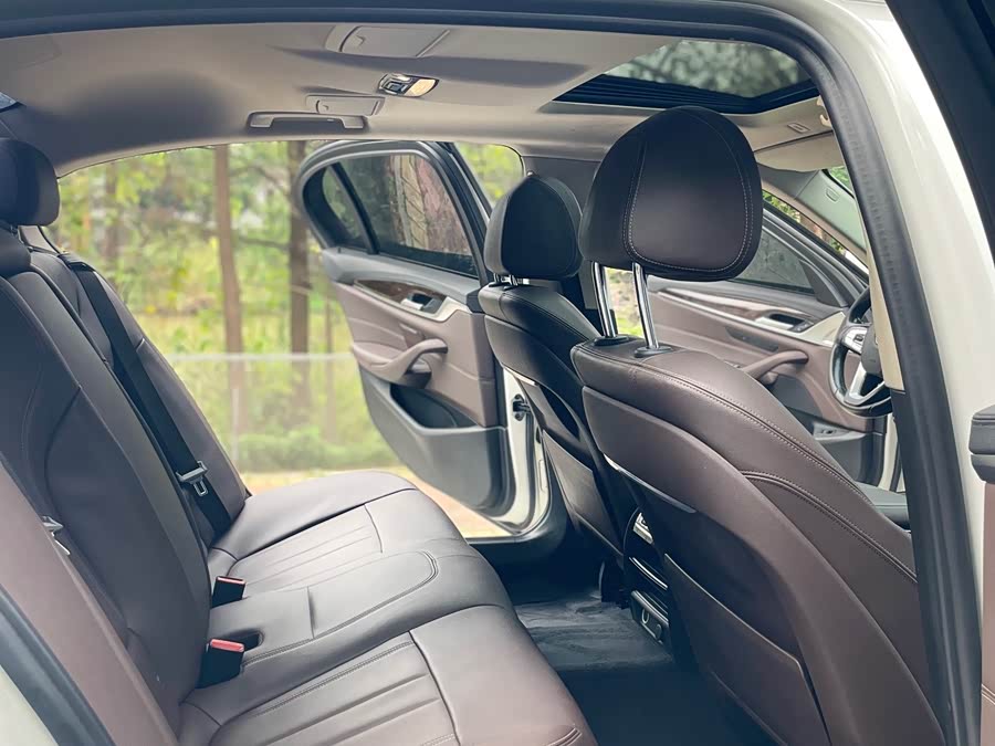 BMW 5 Series 2019 — фото 18