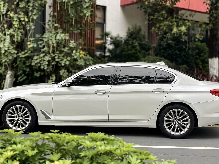 BMW 5 Series 2019 — фото 28