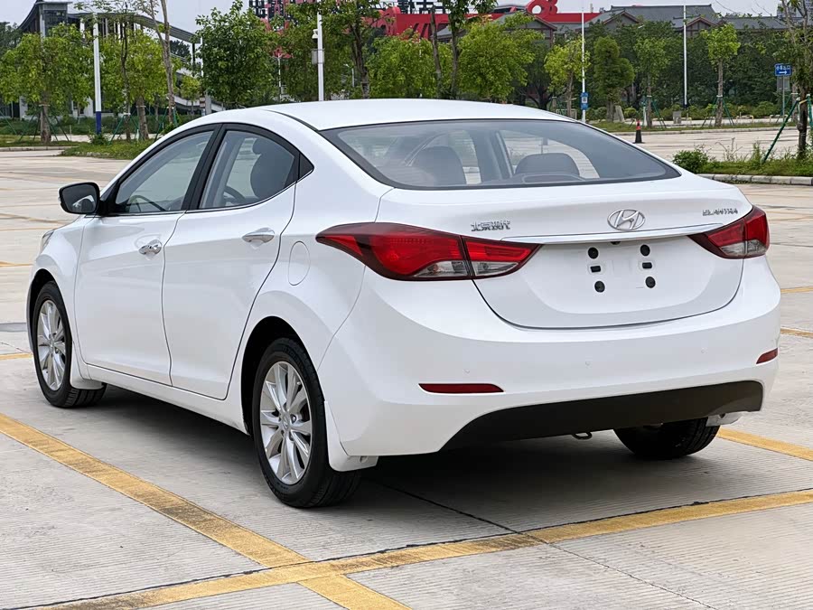 Hyundai Elantra 2016 — фото 34