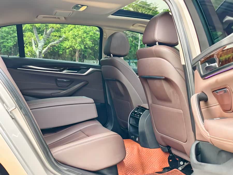 BMW 5 Series 2019 — фото 10